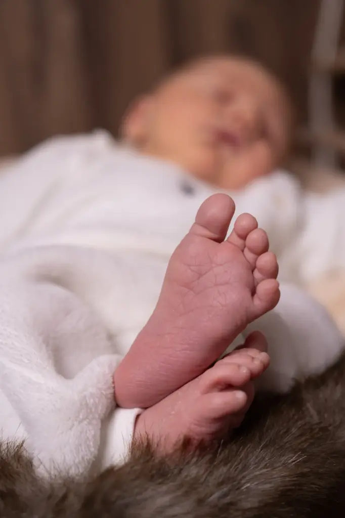 Detailfoto von winzigen Babyfüßen bei einem professionellen Newbornshooting