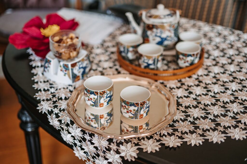 Ehrfürchtiger Moment bei der Teezeremonie im herrschaftlichen Ambiente