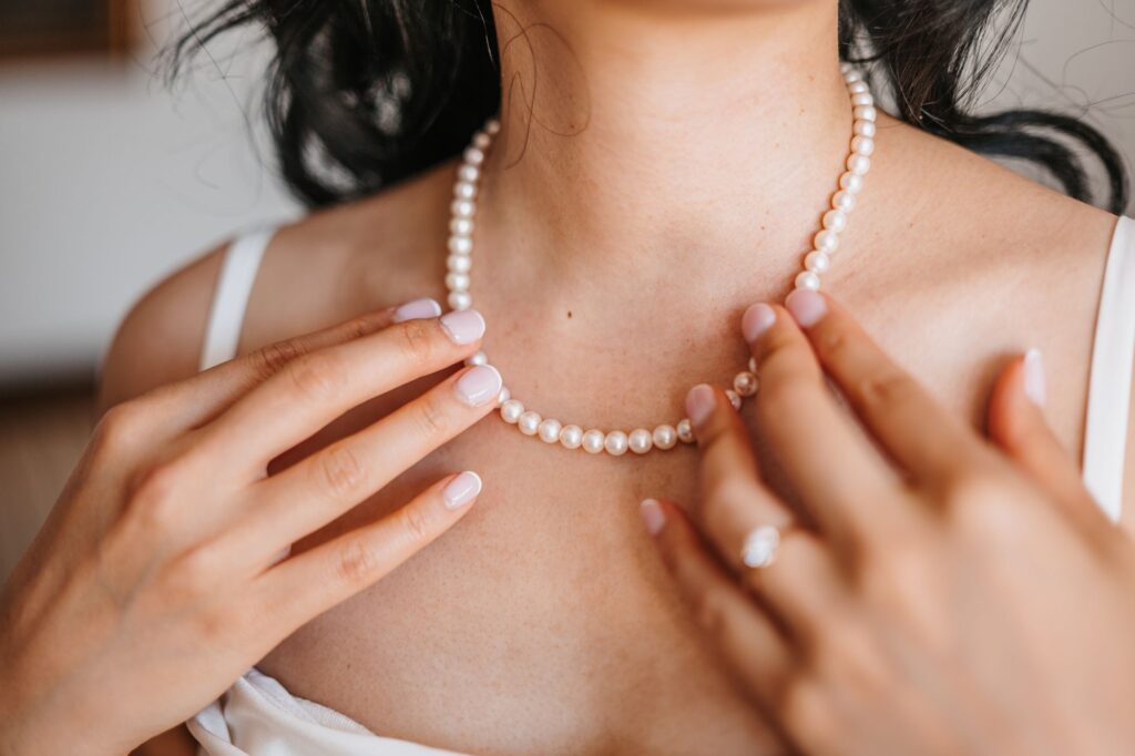 Getting Ready der Braut im historischen Hotelzimmer in Coburg