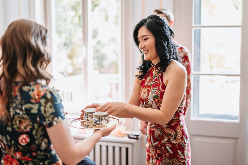 Chinesische traditionelle Teezeremonie während der Hochzeit