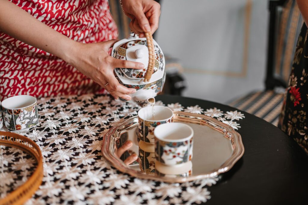 Detail der Hände während der Teezeremonie