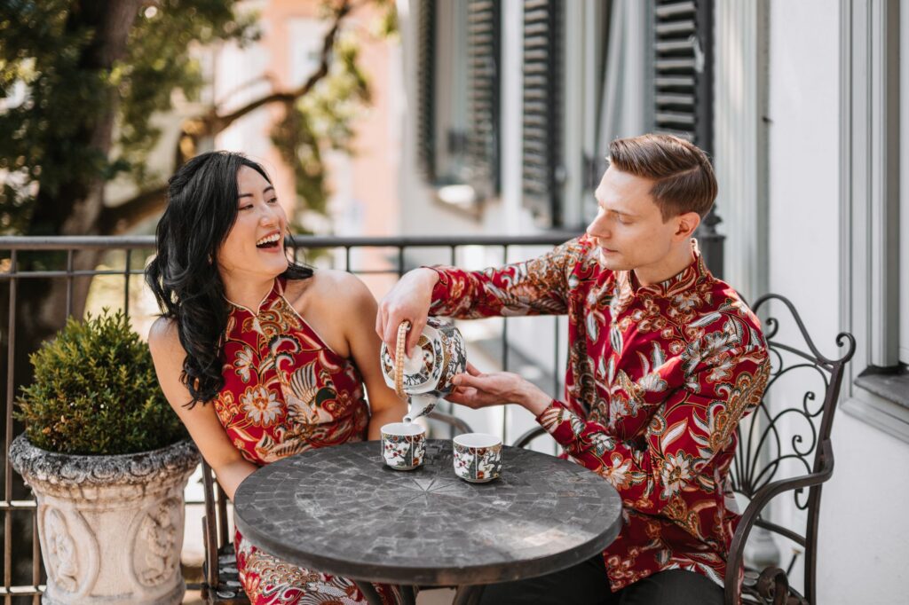 Verliebtes Hochzeitspaar in traditioneller Kleidung