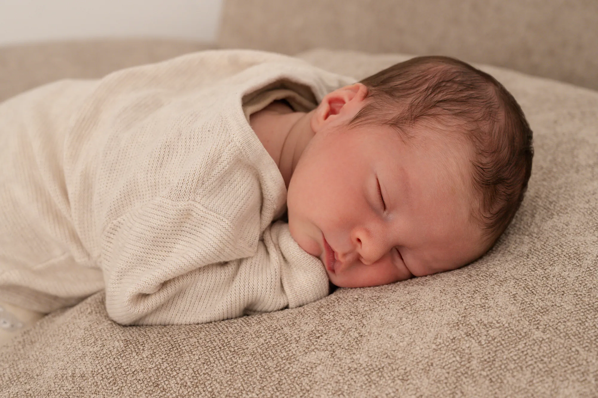 Neugeborenes Baby schläft entspannt, Studioaufnahme mit weichem Licht