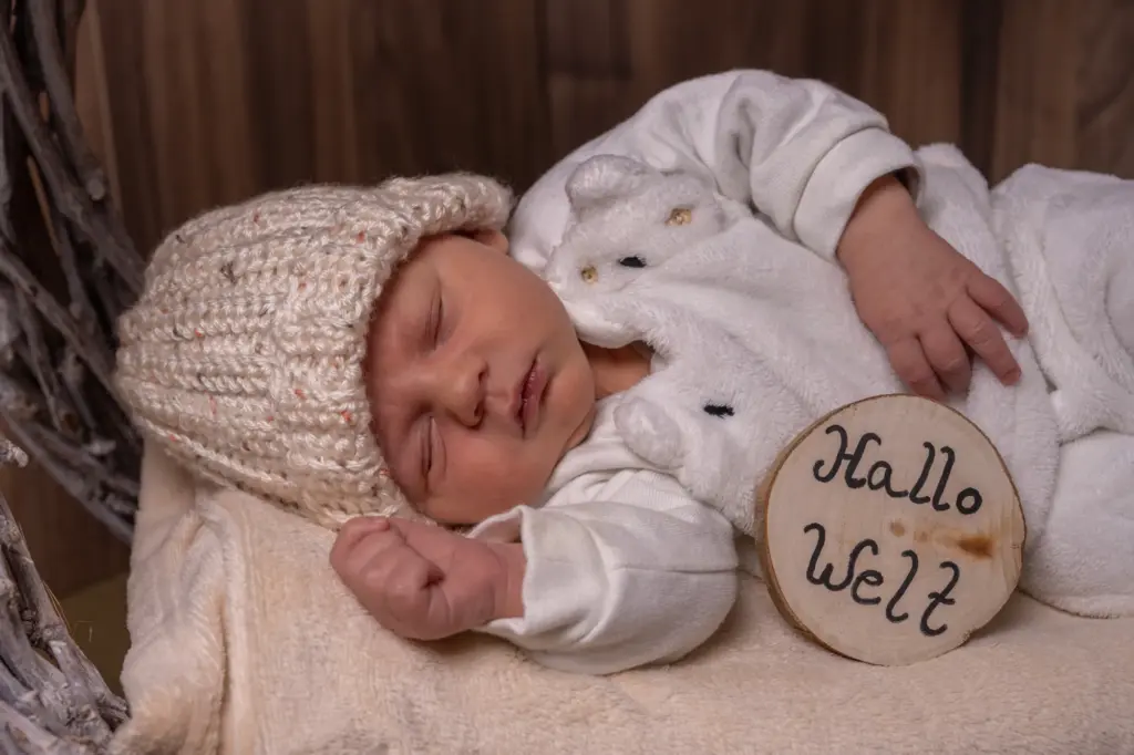 Studioaufnahme eines Neugeborenen mit weichem, natürlichem Licht