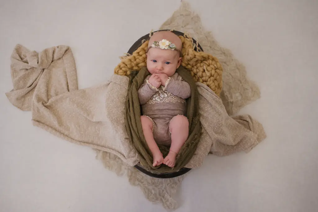 Babyfotos mit Fokus auf Ruhe und Geborgenheit, Newbornfotografie