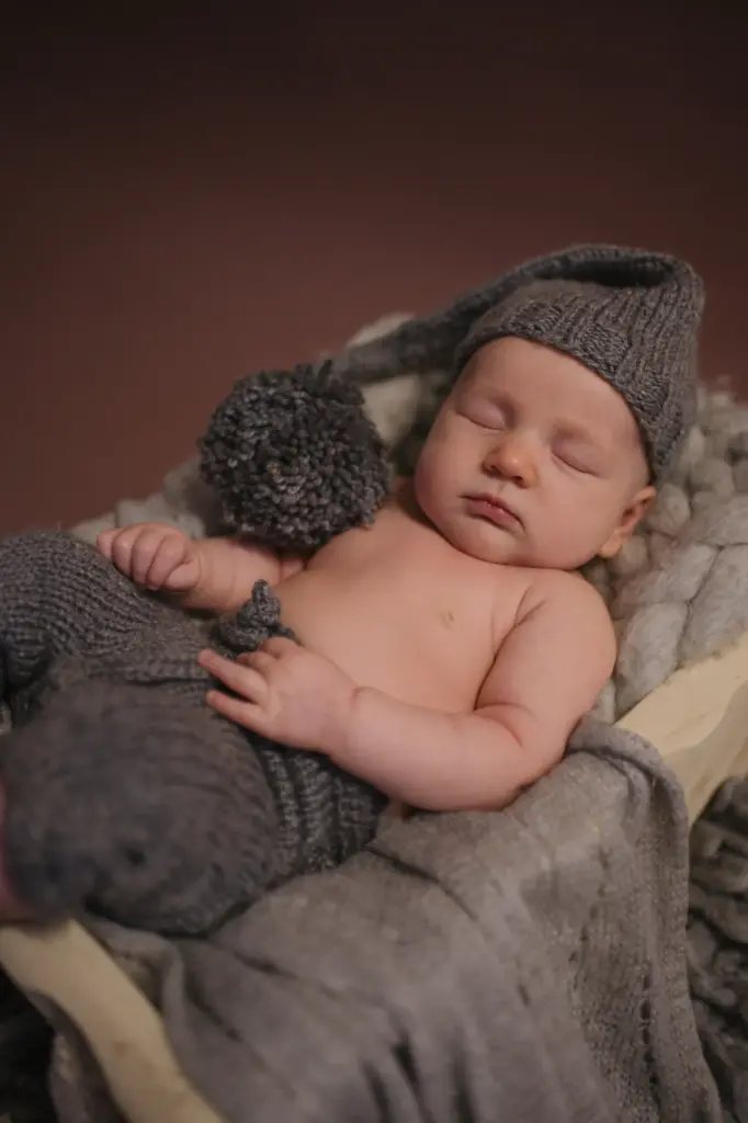 Neugeborenes Baby schläft eingerollt, klassisches Detailfoto