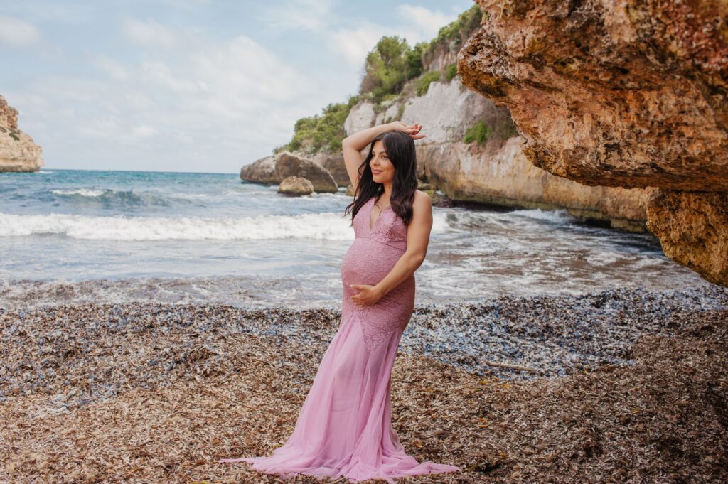 Babybauchfotografie mit kraftvollem Meeresrauschen