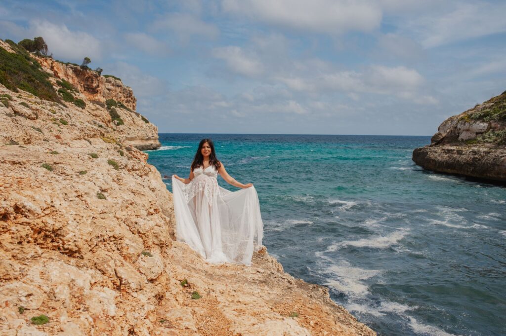Leichte Stoffe und fließende Kleider beim Babybauchshooting