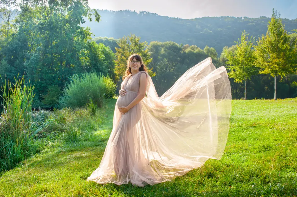 Schwangerschaftsfotografie outdoor, ruhige Szene mit fließendem Kleid