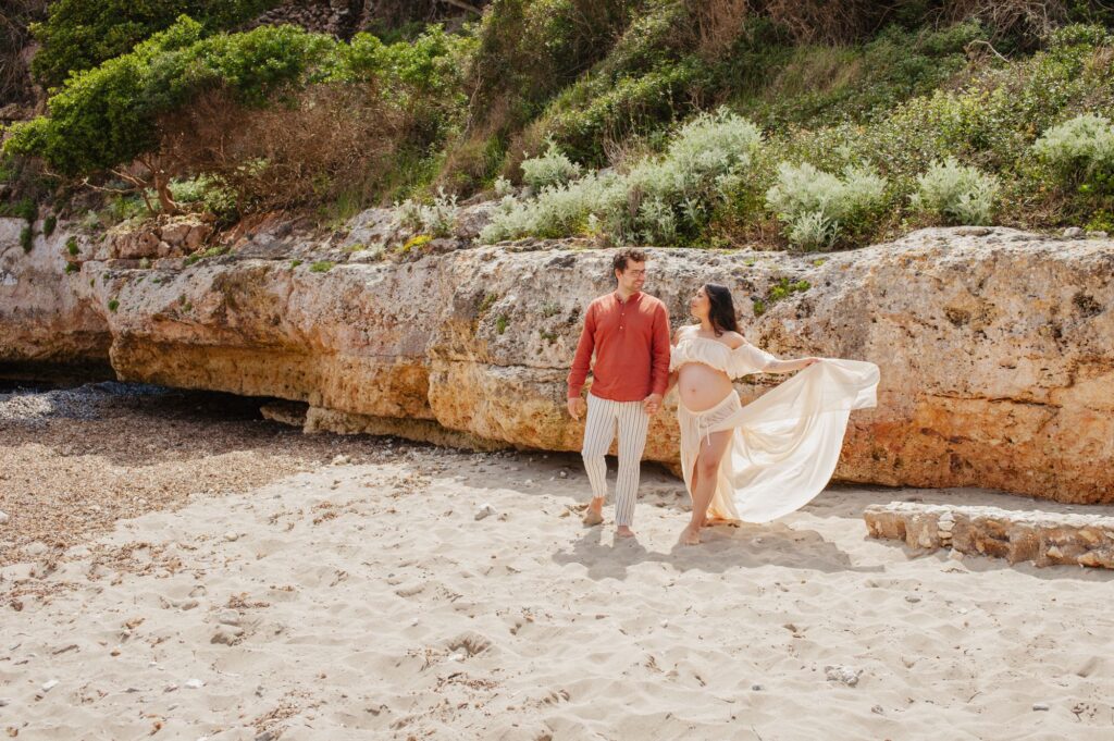 Wallendes Shootingkleid im Wind am Meer