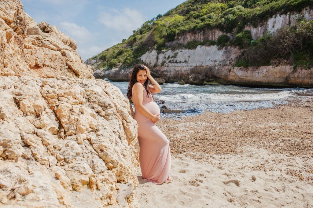 Natürliches Babybauchportrait mit Sonnenschein