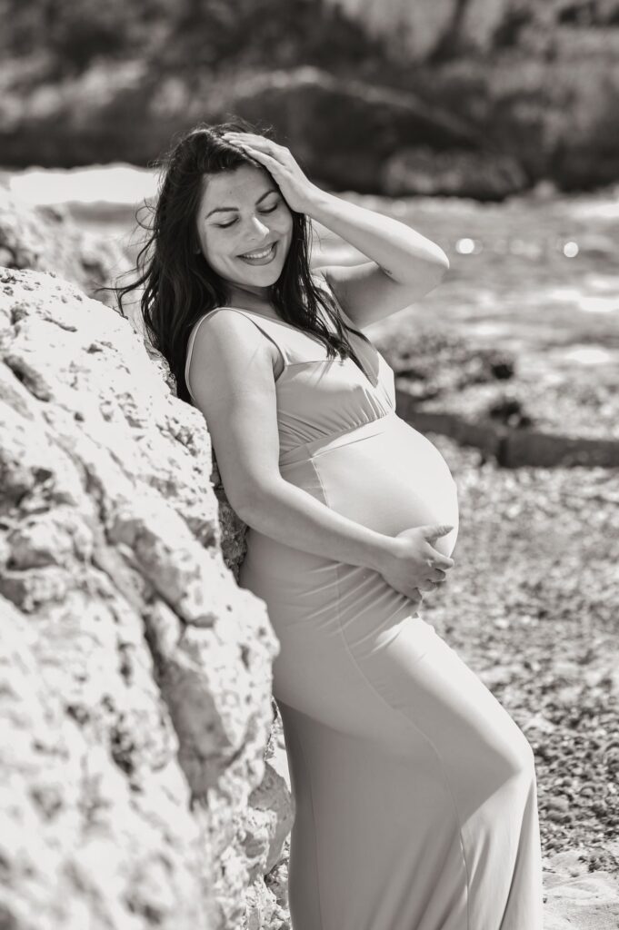 Sanfte Brise beim Babybauchshooting am Strand