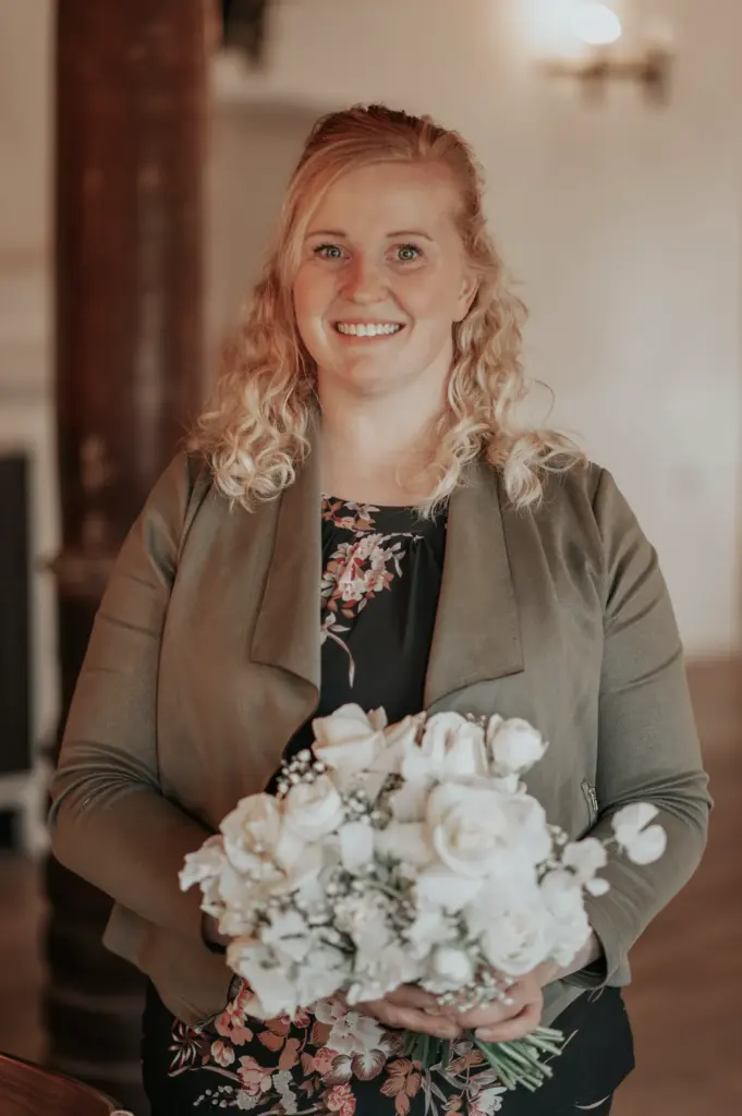 Businessreportage mit Arbeitsdetails, modern und klar