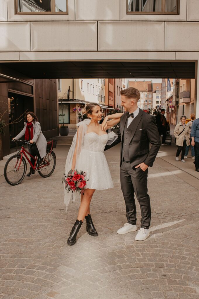 Pinker Brautstrauß mit schwarzen Akzenten