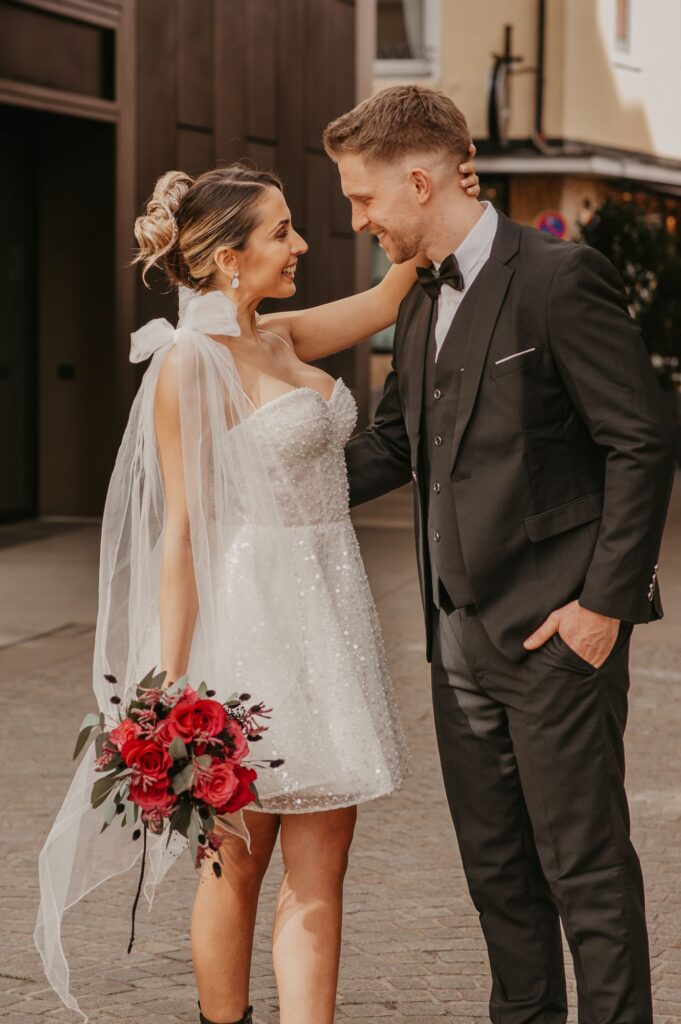 Verspieltes Hochzeitspaarshooting im Frühjahr