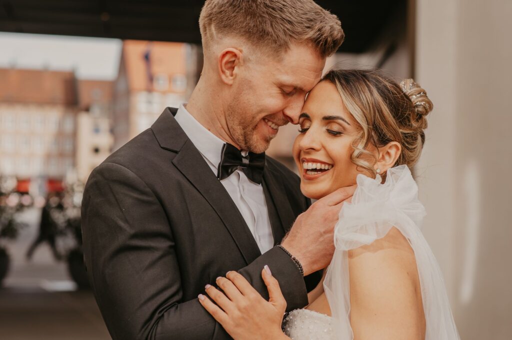 Paar lacht während des Citywalk-Shootings