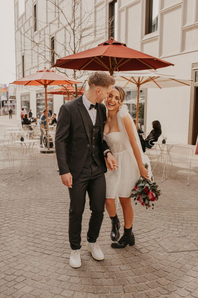 Hochzeitspaar läuft gemeinsam durch die Altstadt