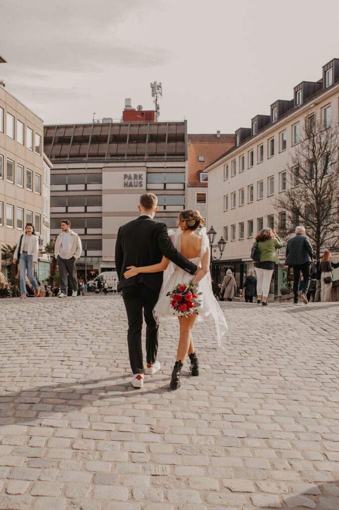 Braut mit kurzem Glitzerkleid und schwarzen Boots in Nürnberg