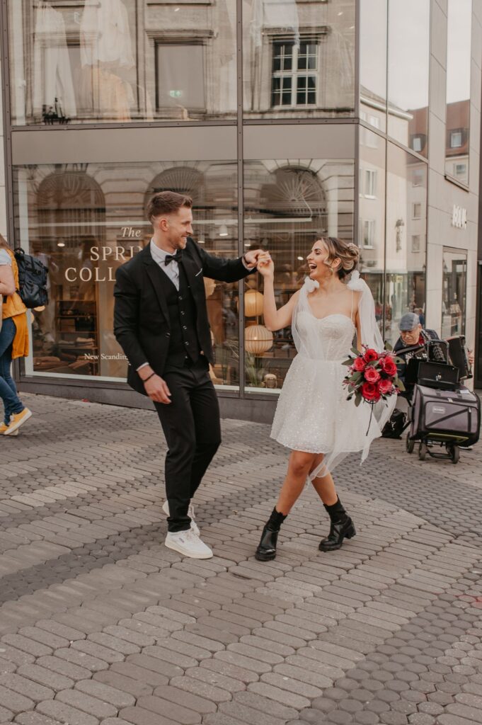 Hochzeitspaar tanzt auf der Straße in Nürnberg