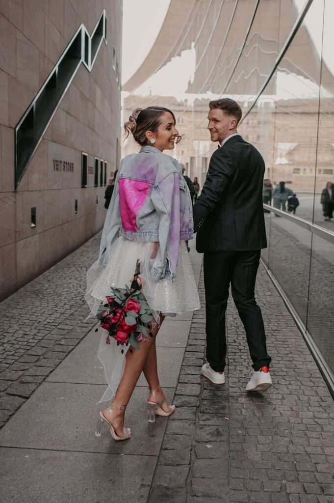 Bewegung und Nähe beim Hochzeitspaarshooting