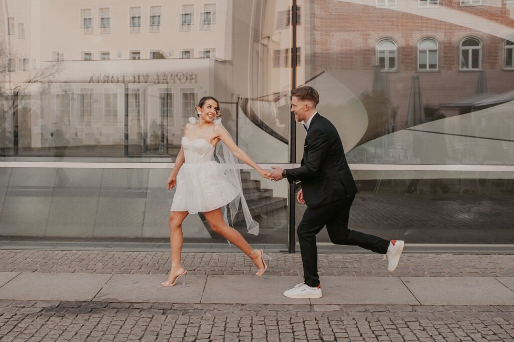 Lockeres Paarportrait während des Gehens