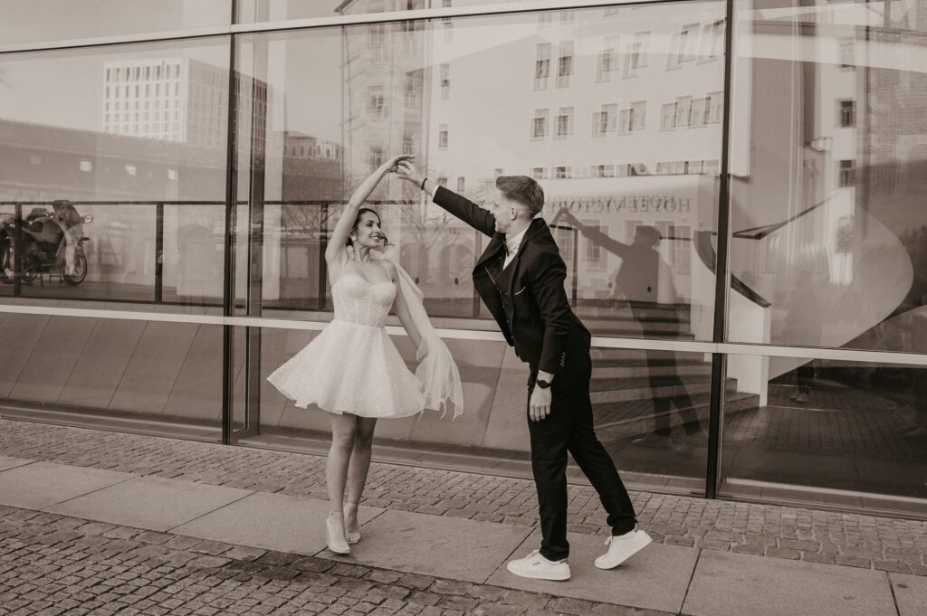 Hochzeitspaar in Bewegung während des Citywalks