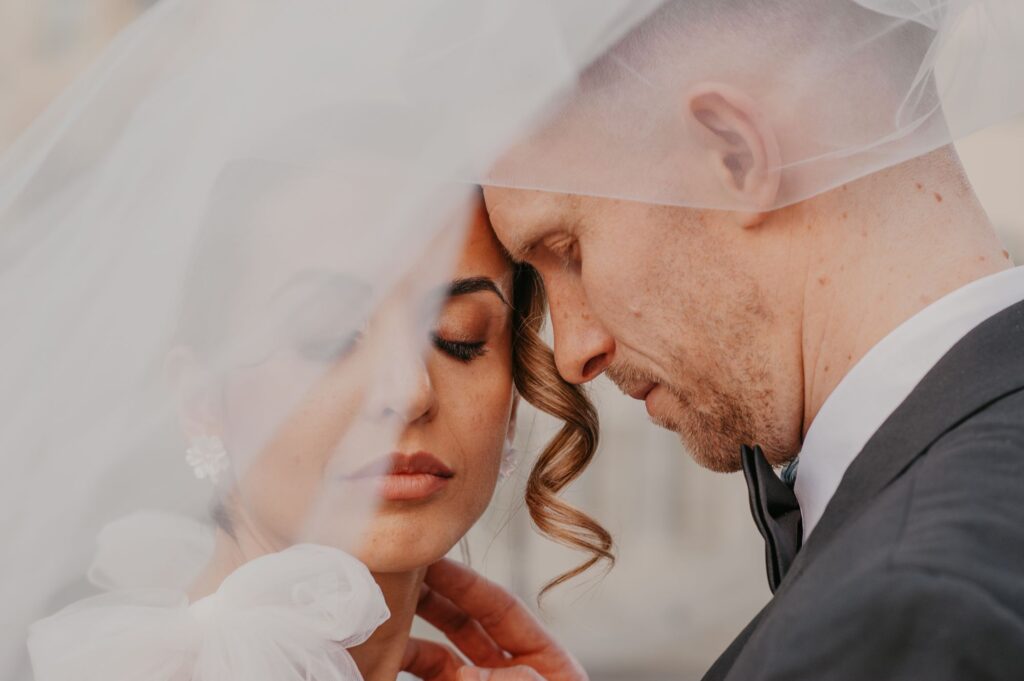 Intimer Moment beim Spaziergang durch die Stadt