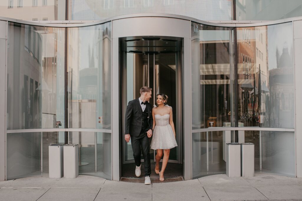 Urbanes Paarshooting mit natürlichem Licht