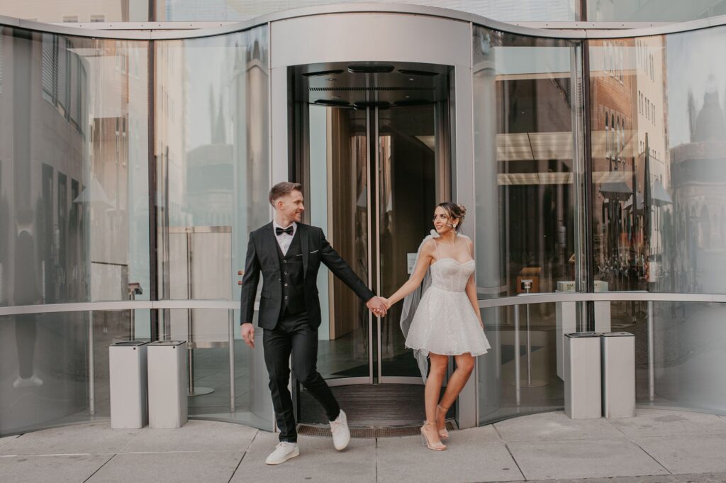 Urbanes Hochzeitsshooting mit Spaß und Bewegung