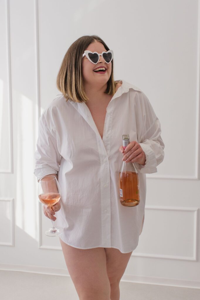 Frau mit Sonnenbrille und Sektglas beim Shooting