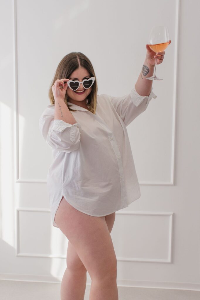 Starke Frau mit selbstbewusstem Blick beim Indoor-Shooting