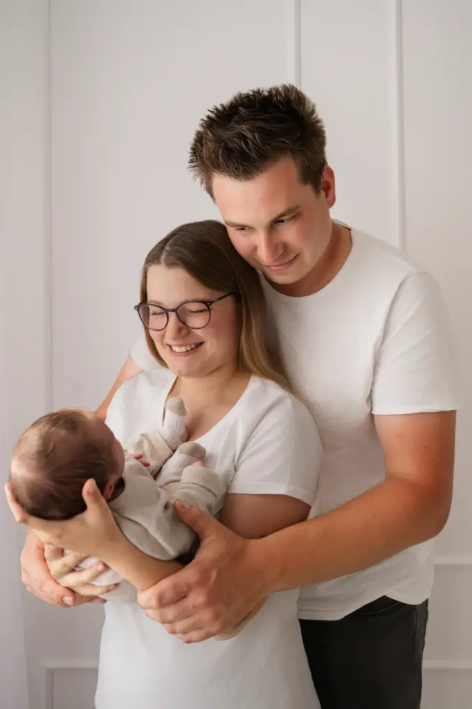 Familie hält inne, ruhiger Moment voller Nähe und Vertrauen