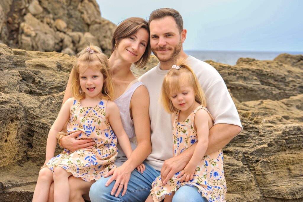 Sommerliche Familienkleidung beim Strandshooting