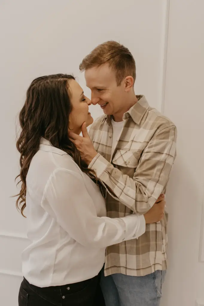 Lebendige Familienfotografie mit ehrlichem Lachen und kleinen Gesten