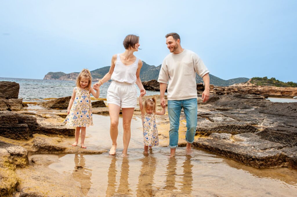 Familie barfuß im Sand während eines Strandshootings