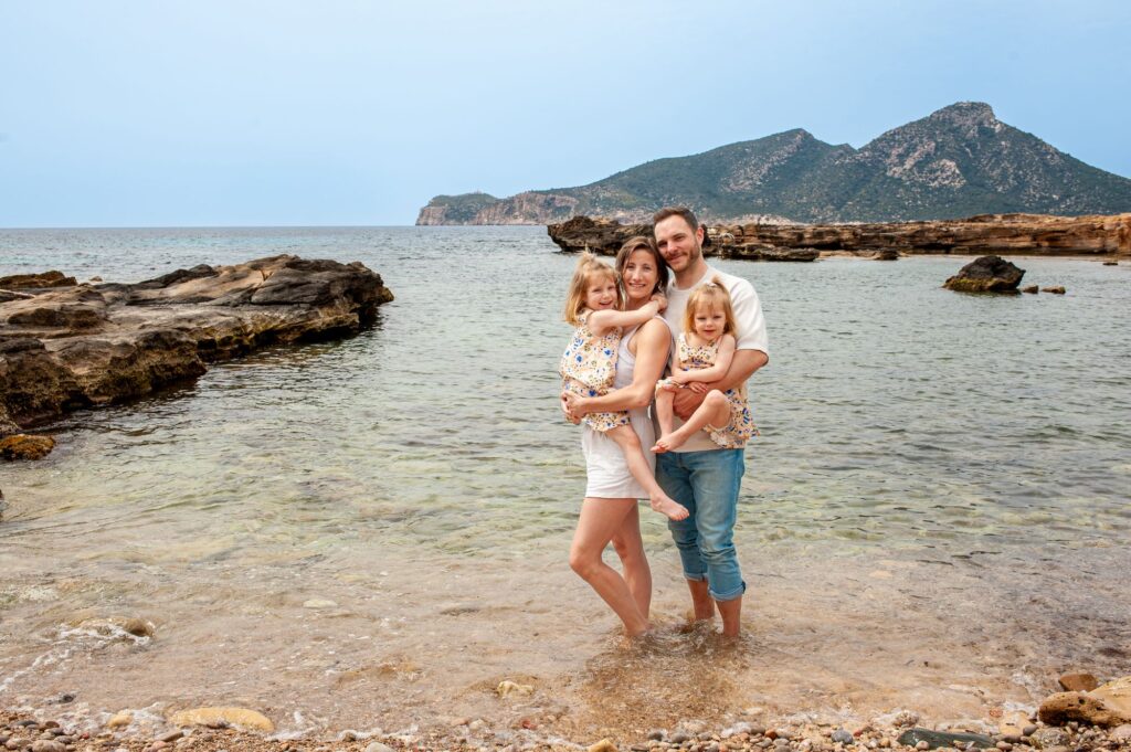 Familienfotografie Mallorca mit zwei kleinen Mädchen am Strand