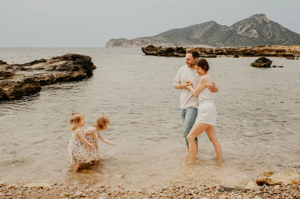 Familienfotos draußen am Meer, lebendig, natürlich und ungestellt