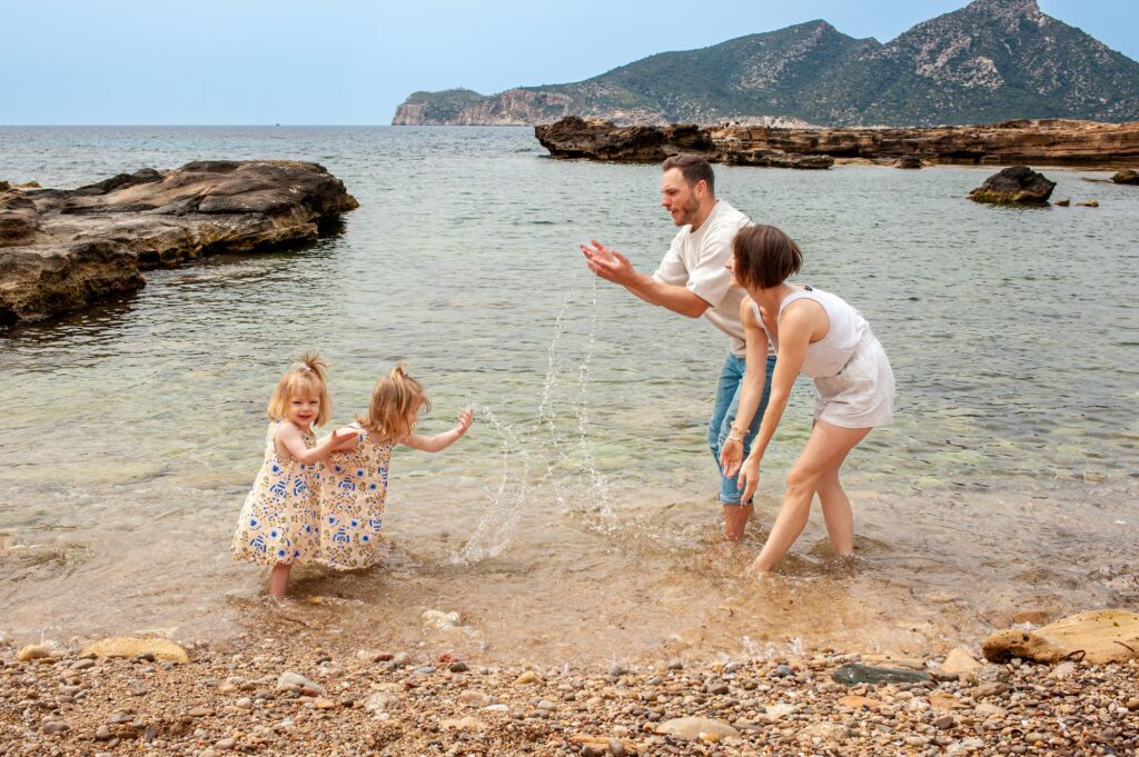 Eltern und Kinder beim gemeinsamen Spielen im Wasser