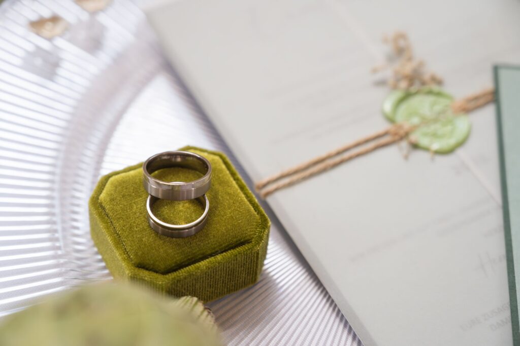 Detailaufnahme von feiner Hochzeitspapeterie im Clean-Green-Konzept