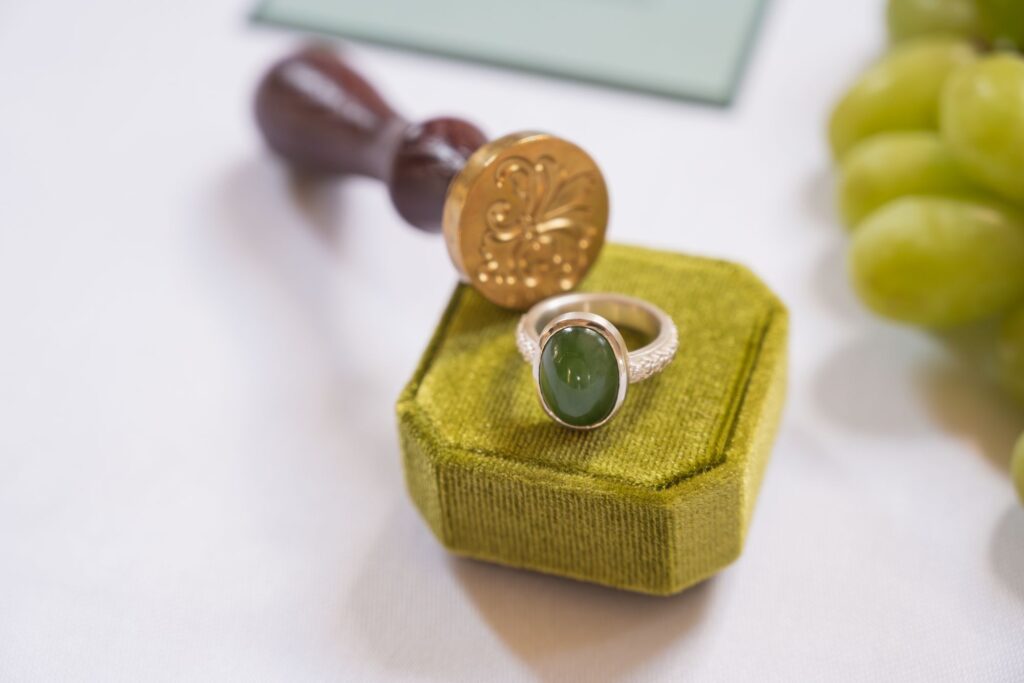 Brautschmuck in Goldtönen harmonisch abgestimmt auf das elegante Hochzeitsdesign