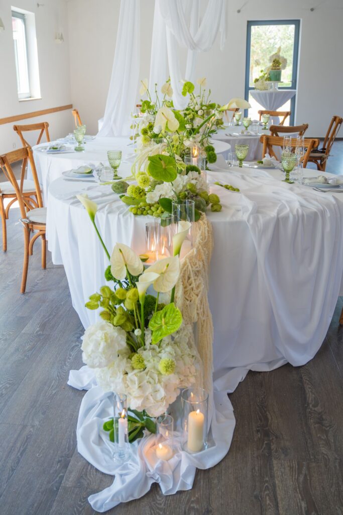 Hochzeitstisch mit grüner und weißer Dekoration
