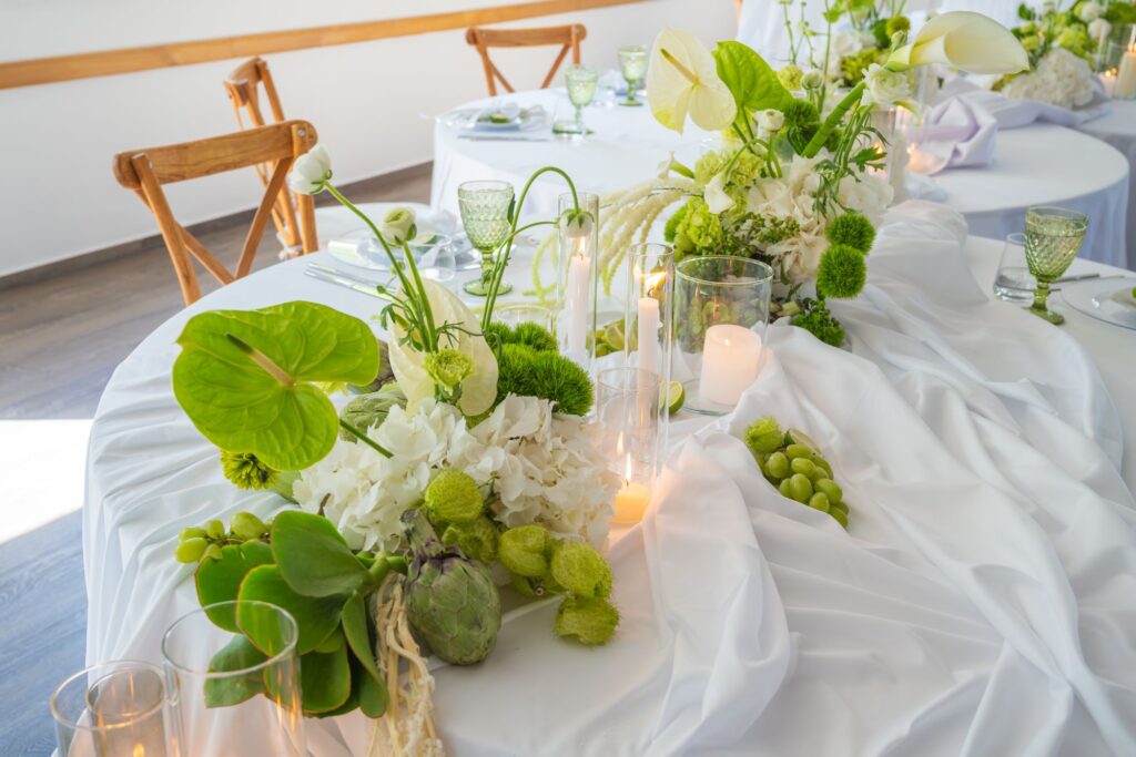 Detail der Tischdekoration mit natürlichen Elementen