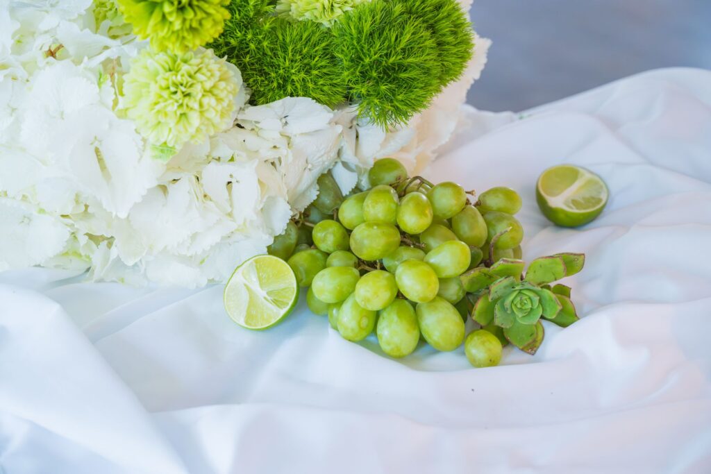 Edle Tischdeko mit Kerzen und Weintrauben