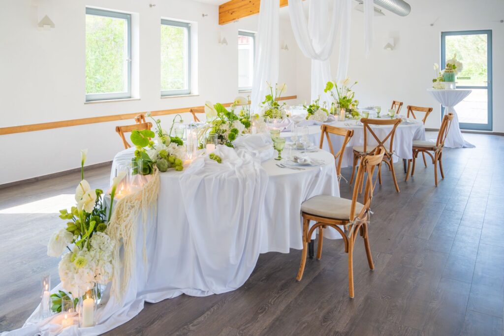 Hochzeitstisch mit klaren Linien und Naturmaterialien