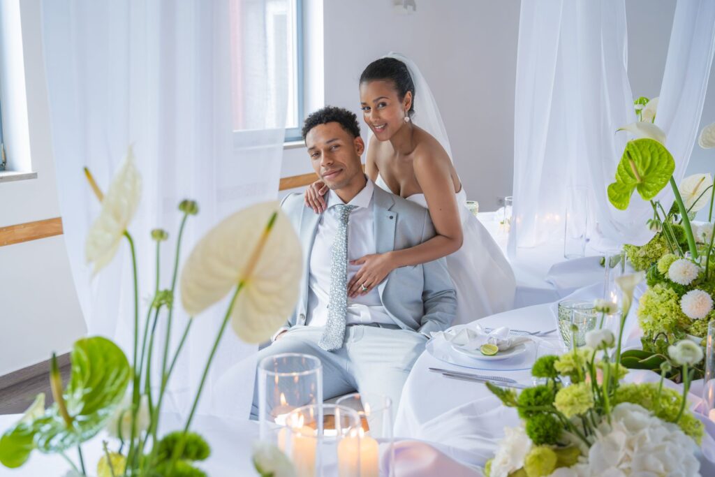 Weißes Brautkleid im sommerlichen Green-Konzept