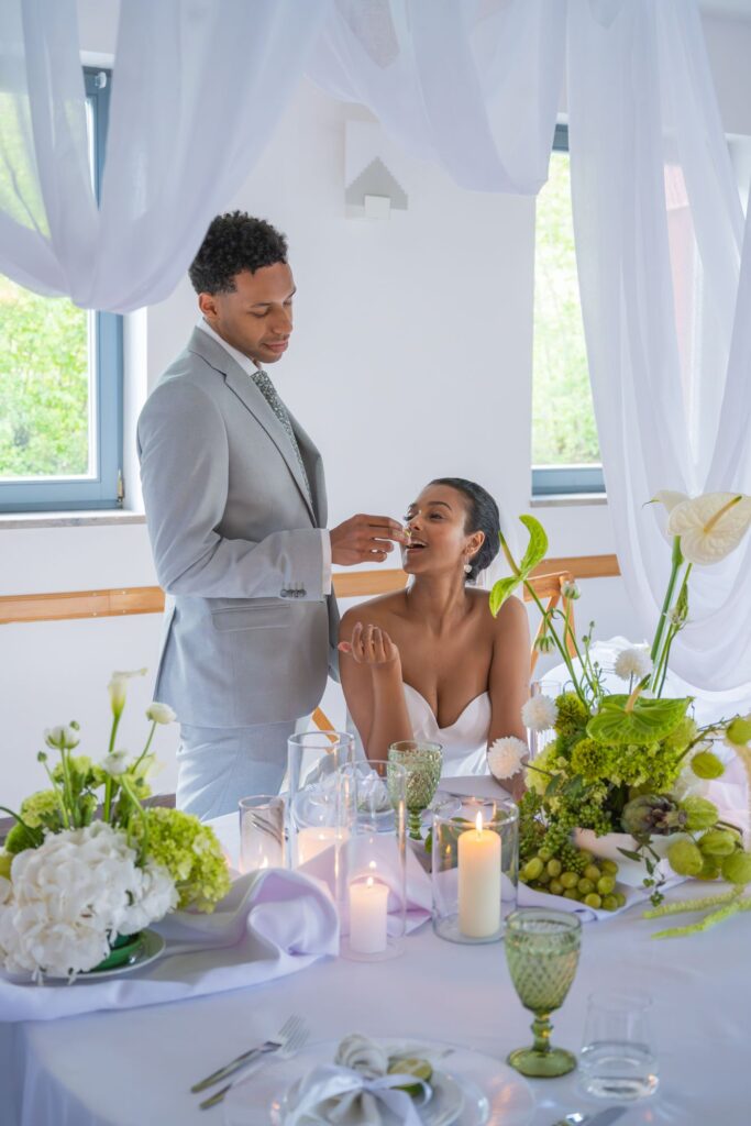 Kerzen und Stoffe als Hochzeitselemente