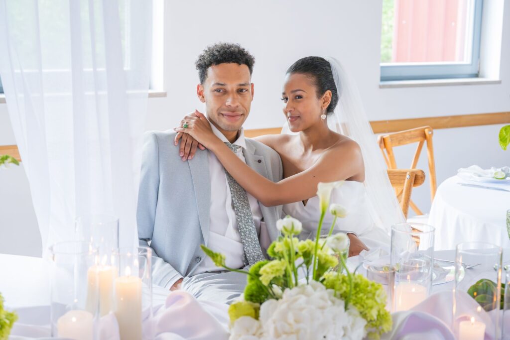 Brautpaar sitzt gemeinsam am Hochzeitstisch