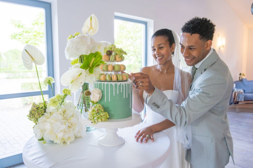 Brautpaar im ruhigen, eleganten Setting