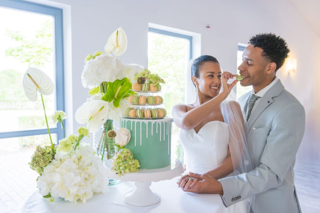 Braut und Bräutigam an der Hochzeitstorte