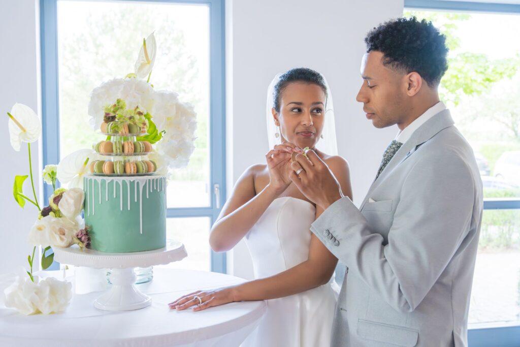 Intimer Moment des Brautpaares an der Hochzeitstorte